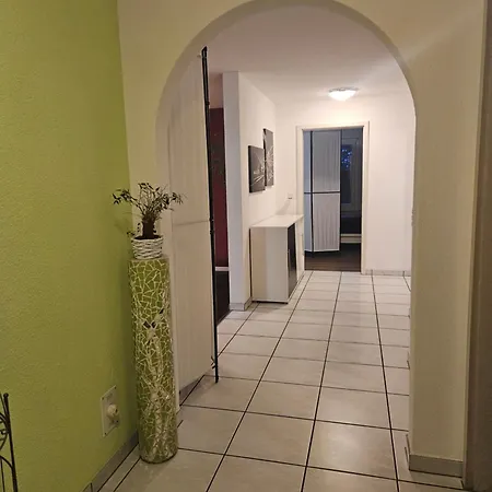 Ganzes Parterre Claudia דירה *