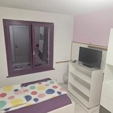 Ganzes Parterre Claudia דירה