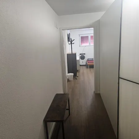 Ganzes Parterre Claudia דירה *